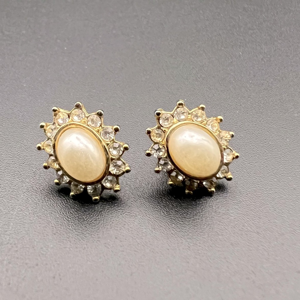 GOLD TONE AND RHINESTONE FAUX PEARL EARRINGS